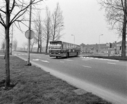 856454 Afbeelding van een autobus van het G.V.U. op lijn 5 naar de Rivierenwijk op de Kardinaal de Jongweg te Utrecht. ...